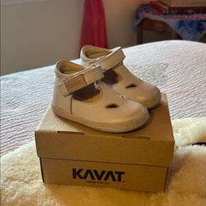 KAVAT Myra baby bootie, cream leather. Sz 5.5